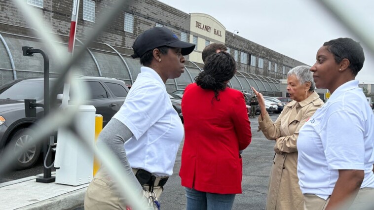 white-house-blasts-dems-‘crossing-the-line’-by-storming-ice-facility