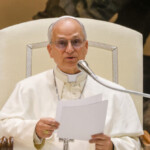 pope-leo-xiv-addresses-journalists:-help-protect-‘precious-gift-of-free-speech’