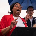 raw-video:-dem-rep-accused-of-assaulting-ice-officer-as-3-dems-try-breaching-detention-facility