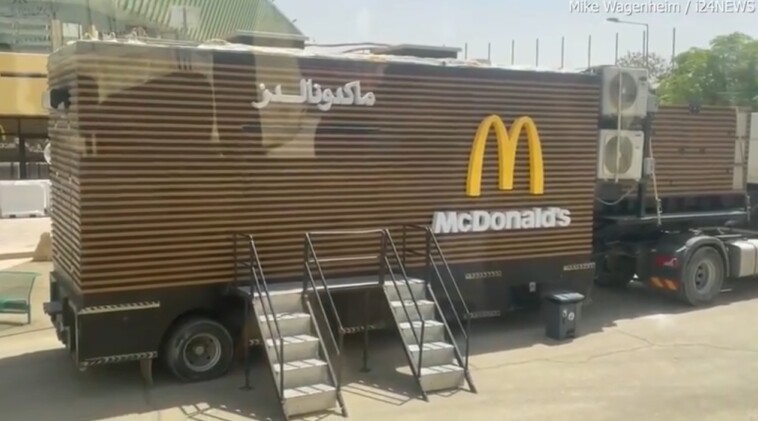 saudis-roll-out-the-red-carpet-for-fast-food-loving-trump-with-mobile-mcdonald’s