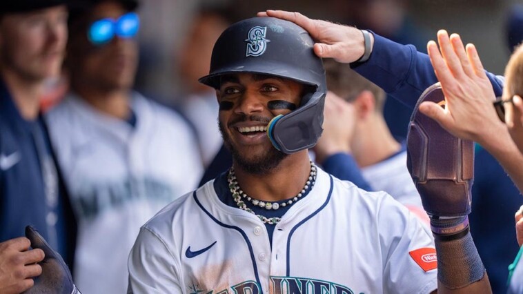 mariners-star-julio-rodriguez-robs-yankees’-trent-grisham-of-home-run-with-spectacular-catch