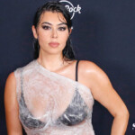 sports-illustrated-touts-model-lauren-chan-as-‘first-out-lesbian’-to-grace-swimsuit-cover