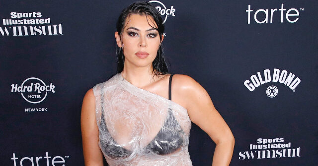 sports-illustrated-touts-model-lauren-chan-as-‘first-out-lesbian’-to-grace-swimsuit-cover