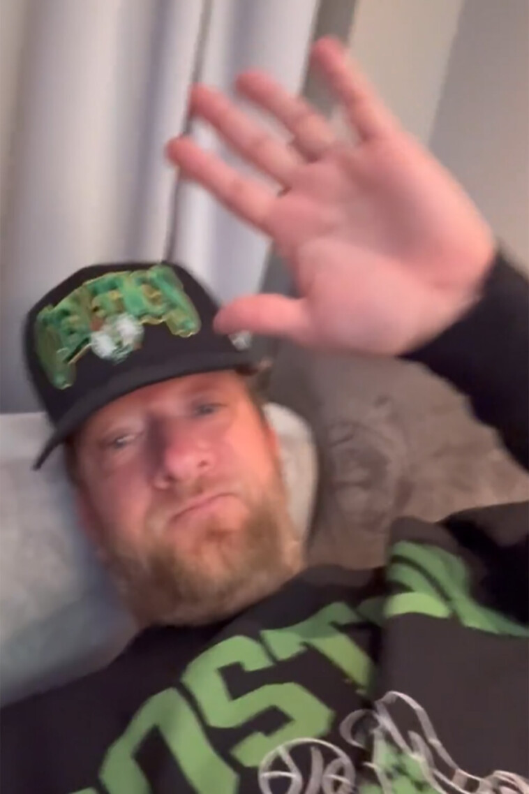 dave-portnoy-surrenders-to-knicks-fans-in-middle-of-embarrassing-game-6-blowout:-‘hand-up’