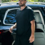 travis-kelce-seen-shirtless-in-rare-offseason-appearance