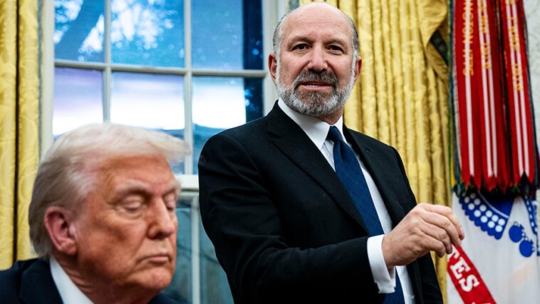 trump-gold-card-visa-program-to-launch-online-within-weeks,-commerce-secretary-says
