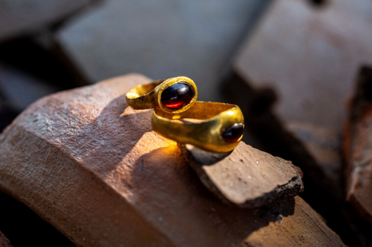 2,300-year-old-gold-ring-discovered-under-jerusalem-building