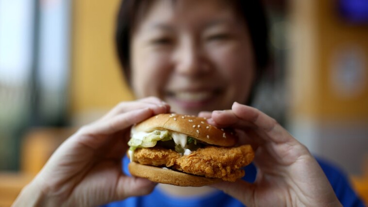 chicken-burgers-dethrone-beef-as-america’s-favorite,-doordash-data-reveals