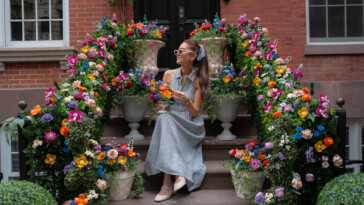 move-over-carrie-bradshaw:-this-is-the-hottest-stoop-in-nyc-—-and-yes,-photos-are-encouraged