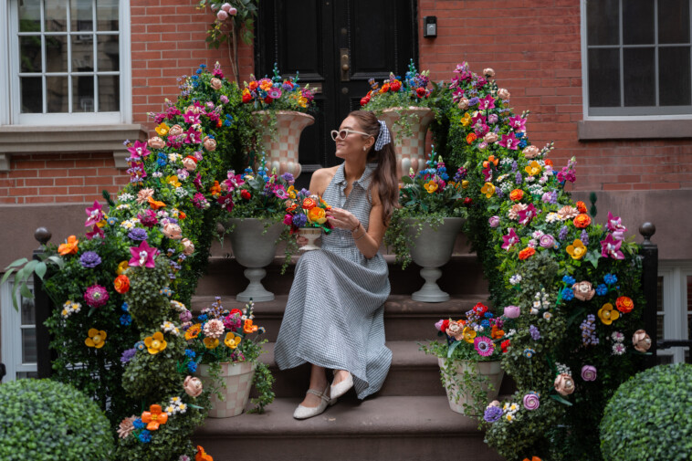 move-over-carrie-bradshaw:-this-is-the-hottest-stoop-in-nyc-—-and-yes,-photos-are-encouraged