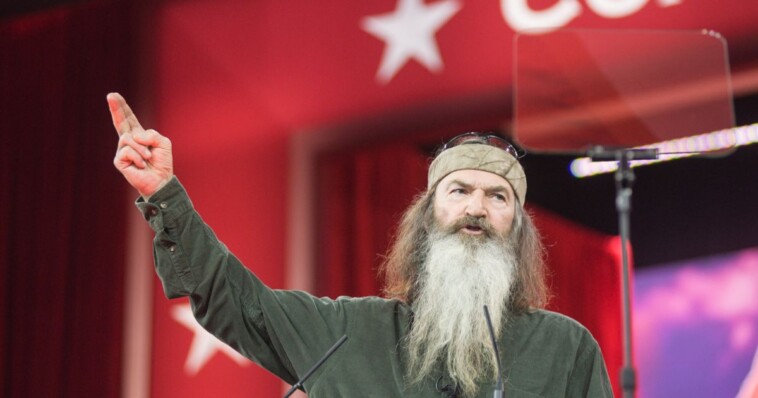 clip:-the-time-phil-robertson-gave-trump-the-best-15-second-endorsement-in-history