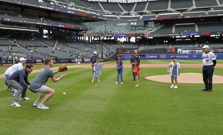 kids,-grandkids-of-nypd-and-fdny-heroes-lost-in-line-of-duty-throw-first-pitch-at-mets-game