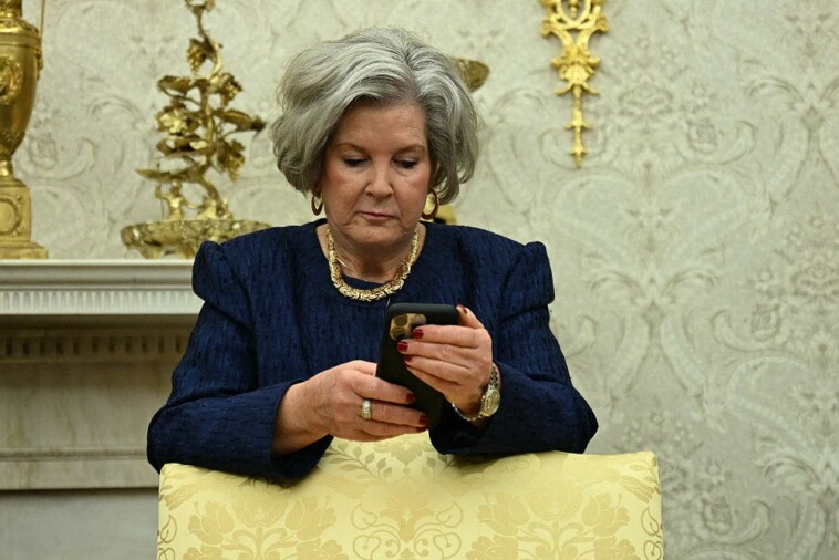 fbi-investigating-attempt-to-impersonate-trump-chief-of-staff-in-texts,-phone-calls