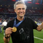 fans-honor-psg-coach’s-late-daughter-after-win