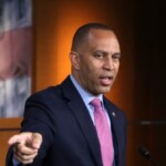 watch-—-hakeem-jeffries-threatens-to-unmask-ice-agents:-‘every-single-one-…-will-be-identified’