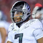 oregon-wr-evan-stewart-could-miss-2025-season-after-suffering-reported-knee-injury