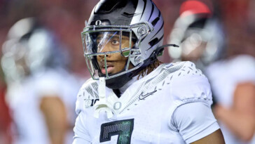 oregon-wr-evan-stewart-could-miss-2025-season-after-suffering-reported-knee-injury