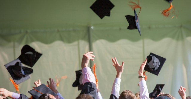 watch-—-florida-teen’s-graduation-ceremony-stunt-backfires:-‘kids-being-kids’