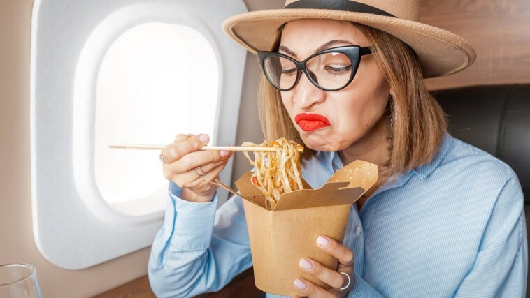 passengers-share-‘weirdest’-things-seen-on-planes,-plus-walmart-customer-calls-cops-on-himself