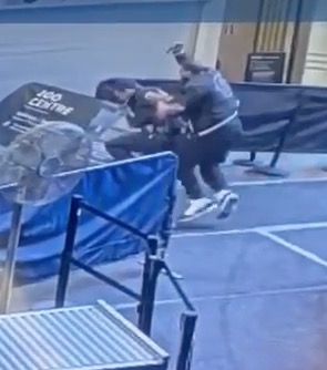 shocking-footage-captures-moment knife-wielding-maniac-lunges-at-officers inside-nyc-courthouse