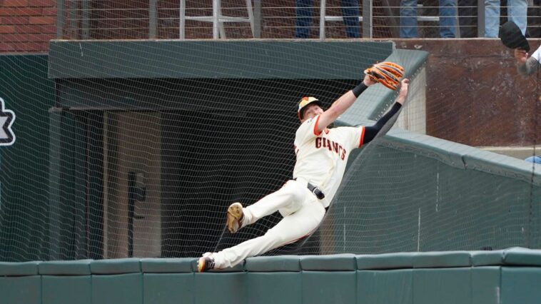 giants’-mike-yastrzemski,-carl’s-grandson,-clears-wall-for-unbelievable-catch