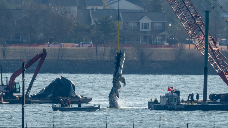 air-traffic-controller-should-have-warned-plane-of-army-helicopter’s-path-ahead-of-fatal-dc-crash:-faa