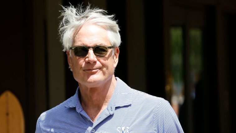 sources:-stanford-to-hire-ex-nike-ceo-as-ad