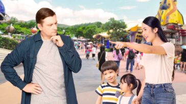 man-at-disneyland-shocked-by-how-well-his-kids-are-getting-along-suddenly-realizes-he’s-standing-with-wrong-family