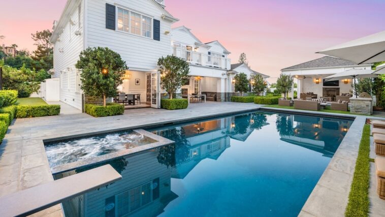 pool-covers-to-keep-your-pool-clean-and-safe