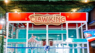 popular-arcade-breaks-guinness-world-record-for-world’s-largest-claw-machine