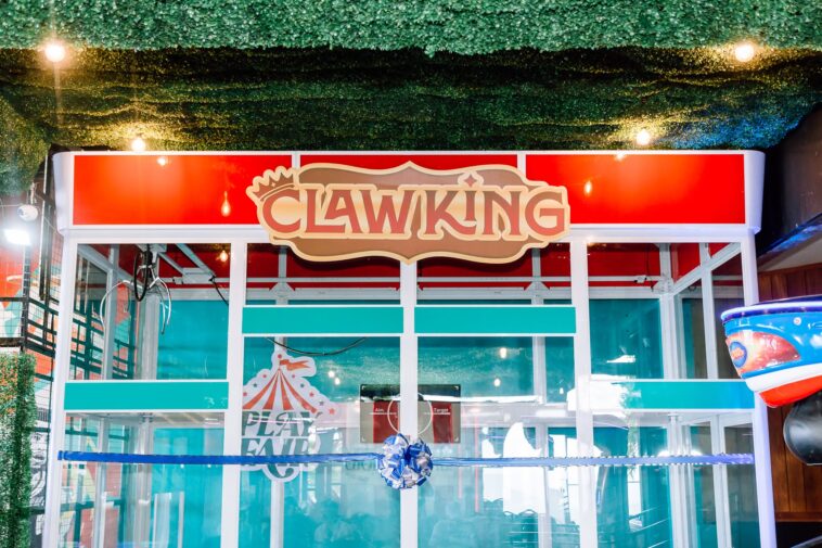 popular-arcade-breaks-guinness-world-record-for-world’s-largest-claw-machine