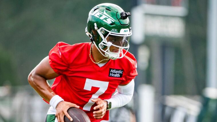 jets-quarterback-justin-fields-returns-to-training-camp-after-injury-scare