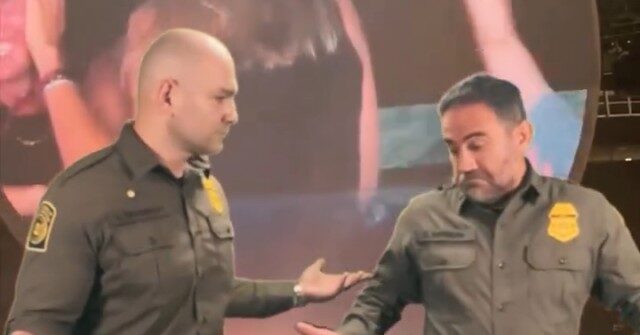 us.-border-patrol-agents-roast-illegal-aliens-with-coldplay-kiss-cam-meme