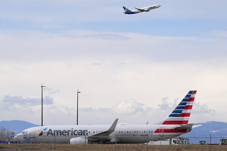 american-airlines-flight-engulfed-in-‘a-lot-of-smoke,-fire,’-causing-panicked-passengers-to-flee-via-emergency-slide,-harrowing-video-shows