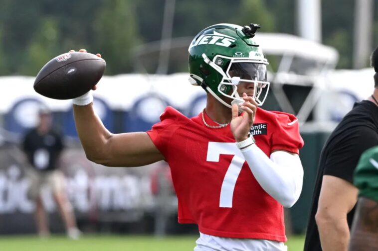 justin-fields-excels-in-jets-training-camp-7-on-7s-just-days-after-injury-scare