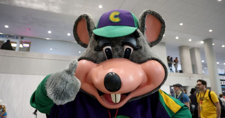 comical-arrest-of-man-in-chuck-e.-cheese-costume-goes-viral