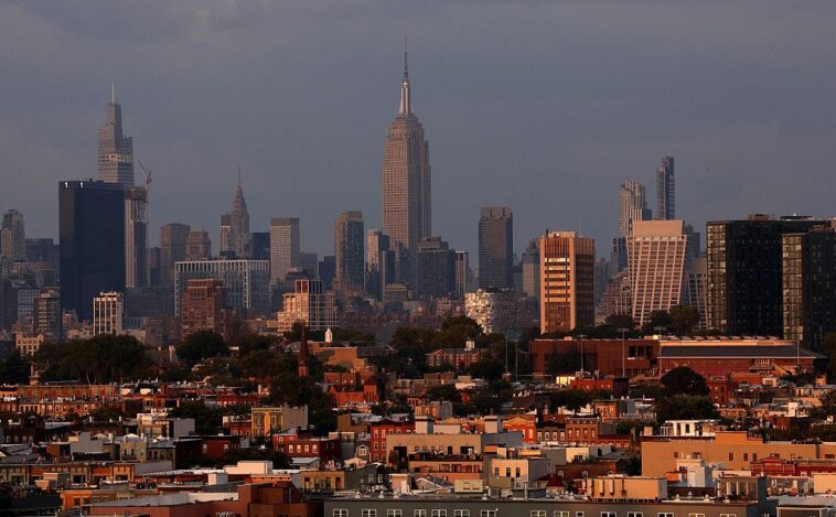 multiple-injured,-including-cop,-after-gunman-storms-manhattan-office-building