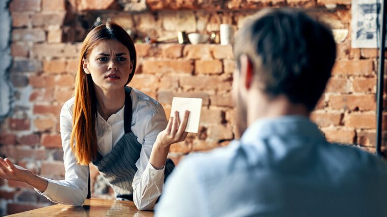 8-signs-that-you-should-leave-a-restaurant,-experts-say