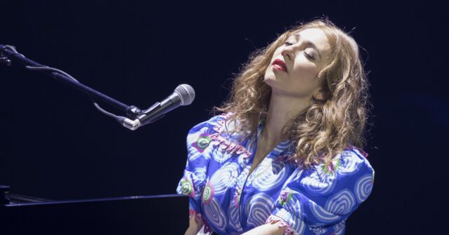 regina-spektor-confronts-‘free-palestine’-heckler:-‘you’re-just-yelling-at-a-jew’