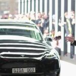 not-so-robo:-elon-musk-introduces-tesla-taxi-service-with-human-drivers-in-san-francisco