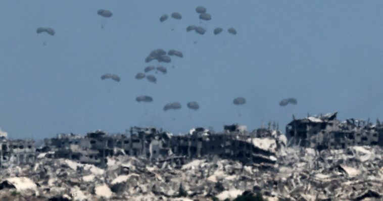 some-nerve:-media,-gazans-whine-over-airdropped-aid-–-un-failure-caused-this-mess