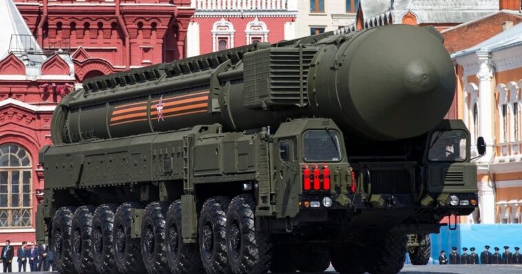 comparing-us-and-russian-nuclear-postures-as-us.-submarines-approach-russia