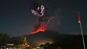 indonesia’s-mount-lewotobi-laki-laki-erupts-again,-spewing-giant-ash-plumes-miles-away