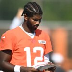 shedeur-sanders’-practice-abbreviated-due-to-shoulder-soreness-as-fellow-qb-returns-from-injury