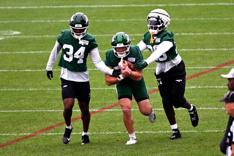 isaiah-davis-makes-over-the-shoulder-grab-as-stock-keeps-rising-at-jets-camp