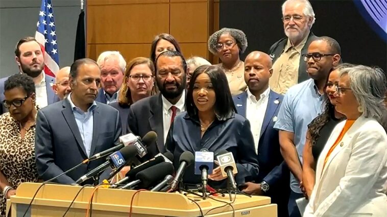 ‘all-out-war’:-fleeing-texas-dems-side-with-newsom-as-redistricting-standoff-continues:-‘fire-with-fire’