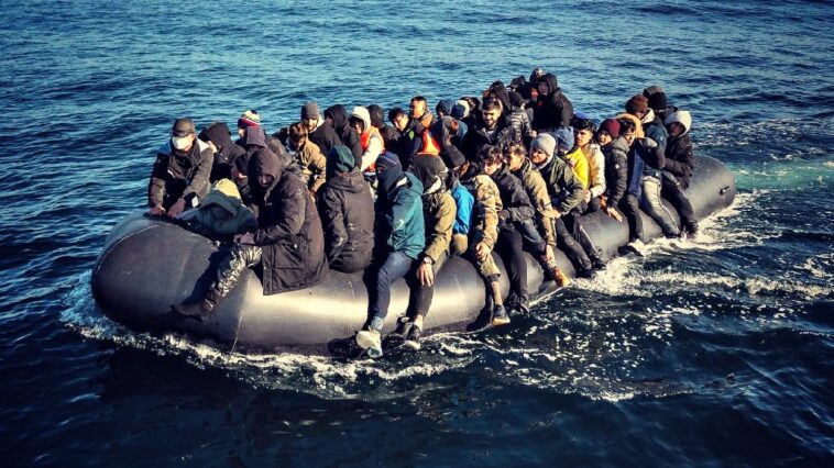 invasion-burnout:-beachgoers-in-spain-help-police-tackle-migrants-jumping-from-boats