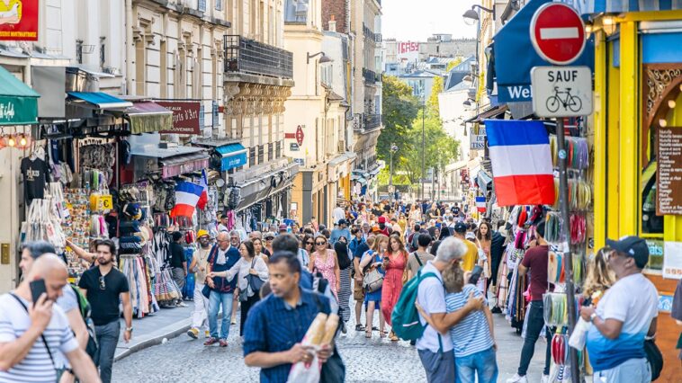 tourists-face-dangerous-‘crush-and-grab’-pickpocket-schemes-in-major-city