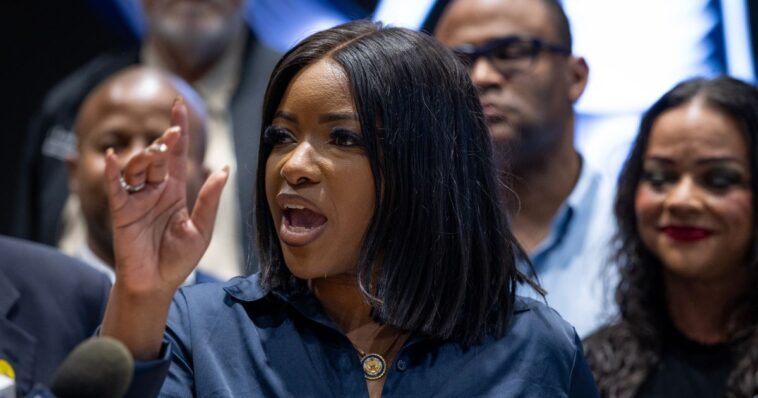 jasmine-crockett-attempts-to-block-fellow-dem-lawmaker-from-speaking-at-press-conference:-‘we-done!’