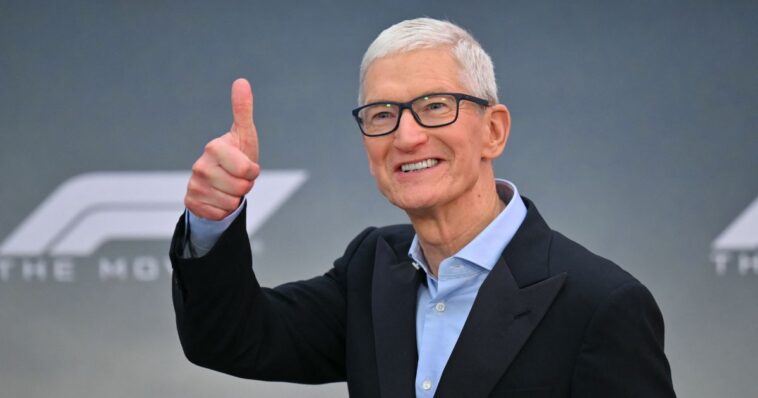 apple-ceo-tim-cook-heads-to-white-house-to-announce-major-investment-in-american-manufacturing